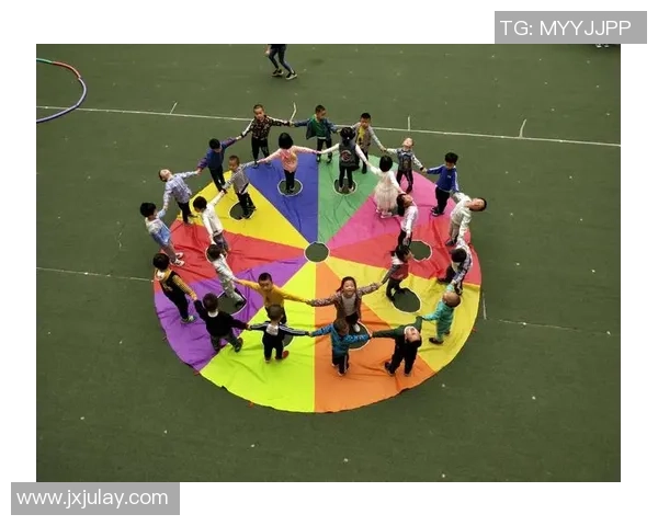 足球明星与孩子的温馨时光视频展现亲子互动的快乐瞬间