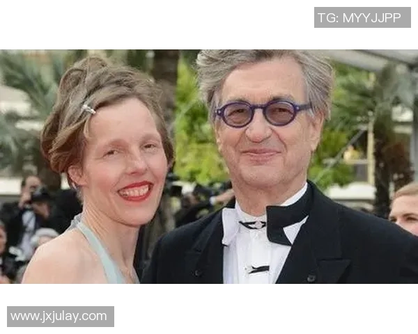 足球明星妻子华丽亮相红毯视频引发热议网友纷纷点赞赞美其优雅气质